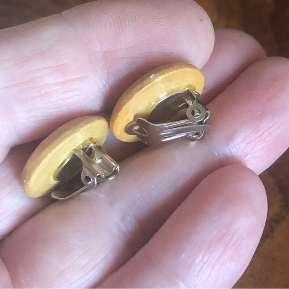 Vintage tan wood button disc clip on earrings - Picture 4 of 4